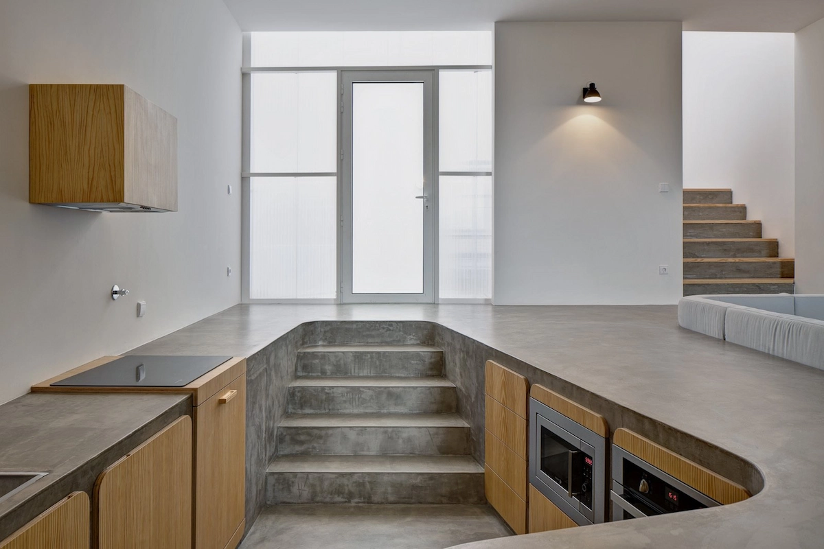 Sunken Kitchen dengan Meja Cor